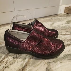 New Alegria Lauryn Burgundy Metallic Red Wedge Comfort Clogs Womens EU 37 Wide 7